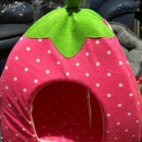 Strawberry House XL – Adorable & Cozy Pet Bed for Cats and Small Dogs